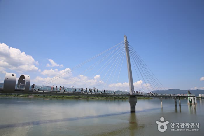 Soyanggang Skywalk (소양강스카이워크) — Getting there and timing the day