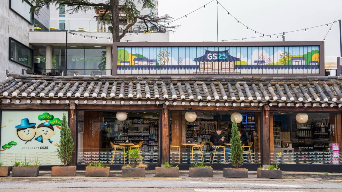 전주한옥마을 — How to eat at a Korean convenience store: microwave, hot water, seating