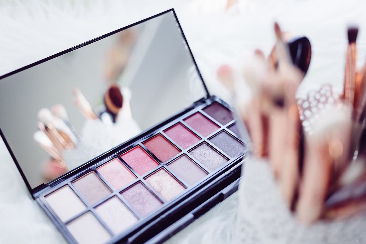 Makeup brushes and eyeshadows (Unsplash) — espoir Oat Latte palette restock 2026: it's back, here's the date