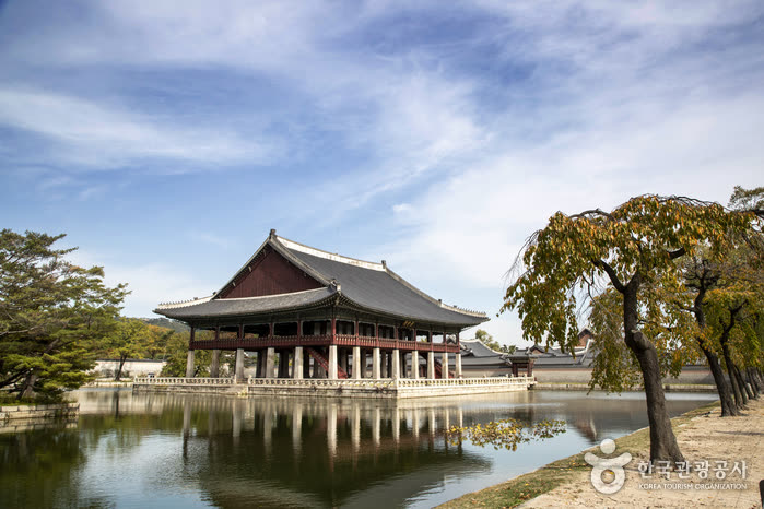 Gyeongbokgung Palace (경복궁) — Gyeongbokgung night viewing free with hanbok (and other free entry)