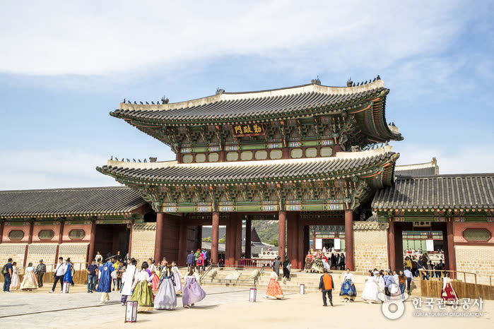 Gyeongbokgung Palace (경복궁) — What you can see at night and what is closed