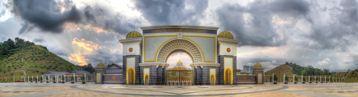 File:Malaysian National Palace Main Gate (6758948437).jpg — Gyeongbokgung night tour: two kinds of palace nights — seasonal events vs always-open palaces