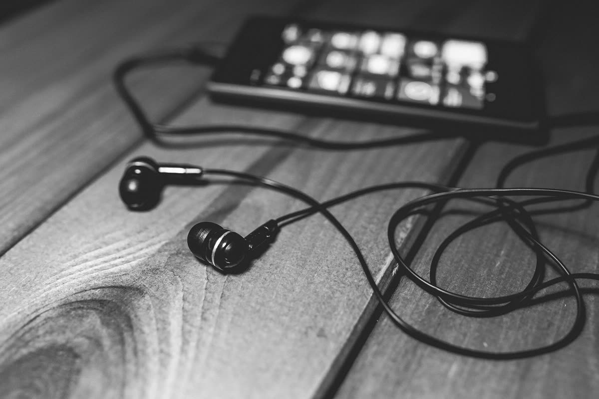 Desk-music-headphones-earphones (24243083451) — The 20-minute daily routine