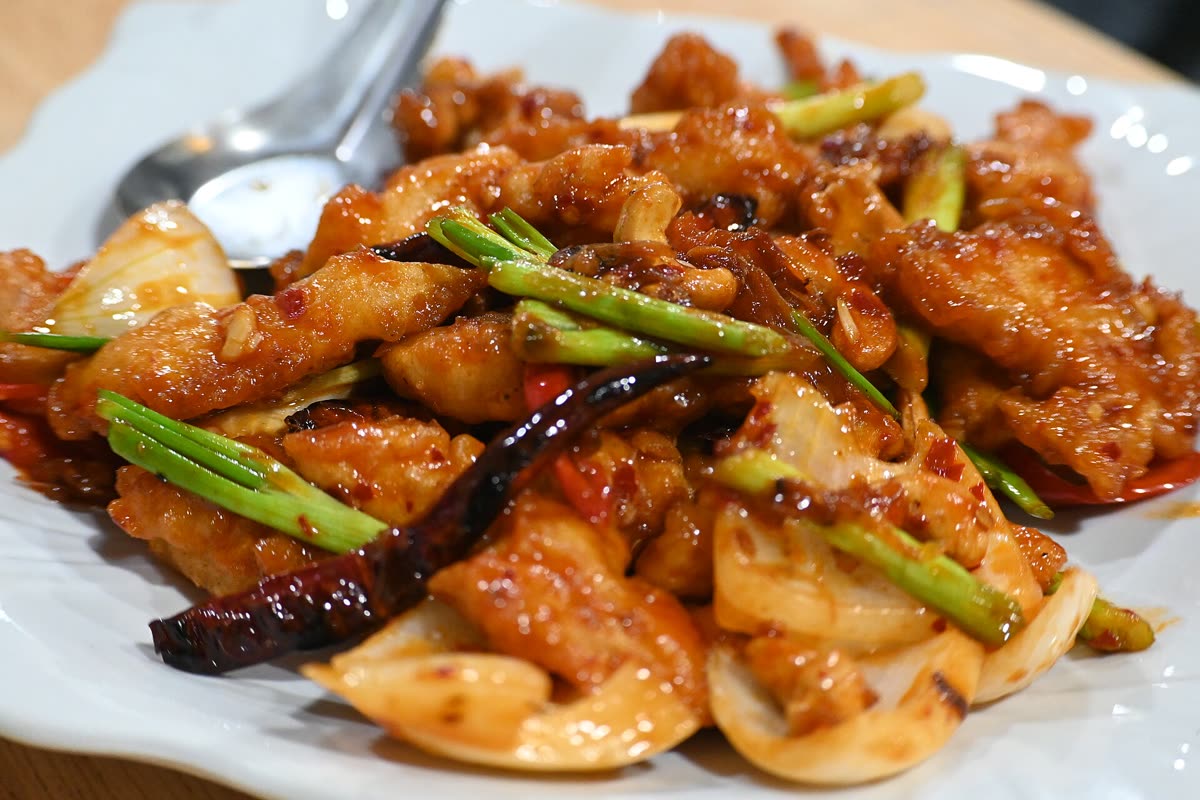 DSC 9654 Crispy stir-fried chicken tossed in a spicy chili-garlic sauce with scallions and dried red chilies — KFC Godsoi chicken 2026: the soy-glazed taste and what changed