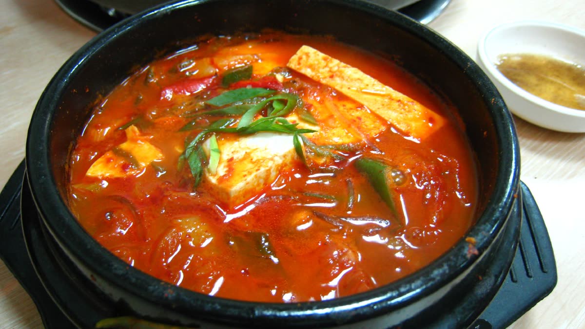 File:Korean stew-Kimchi jjigae-01.jpg — How long does kimchi jjigae last in the fridge?