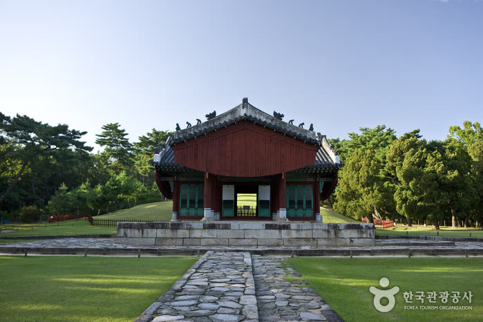 Taereung and Gangneung Royal Tombs [UNESCO World Heritage] (서울 태릉과 강릉 [유네스코 세계문화유산]) — What to See: Queen Munjeong's Tomb