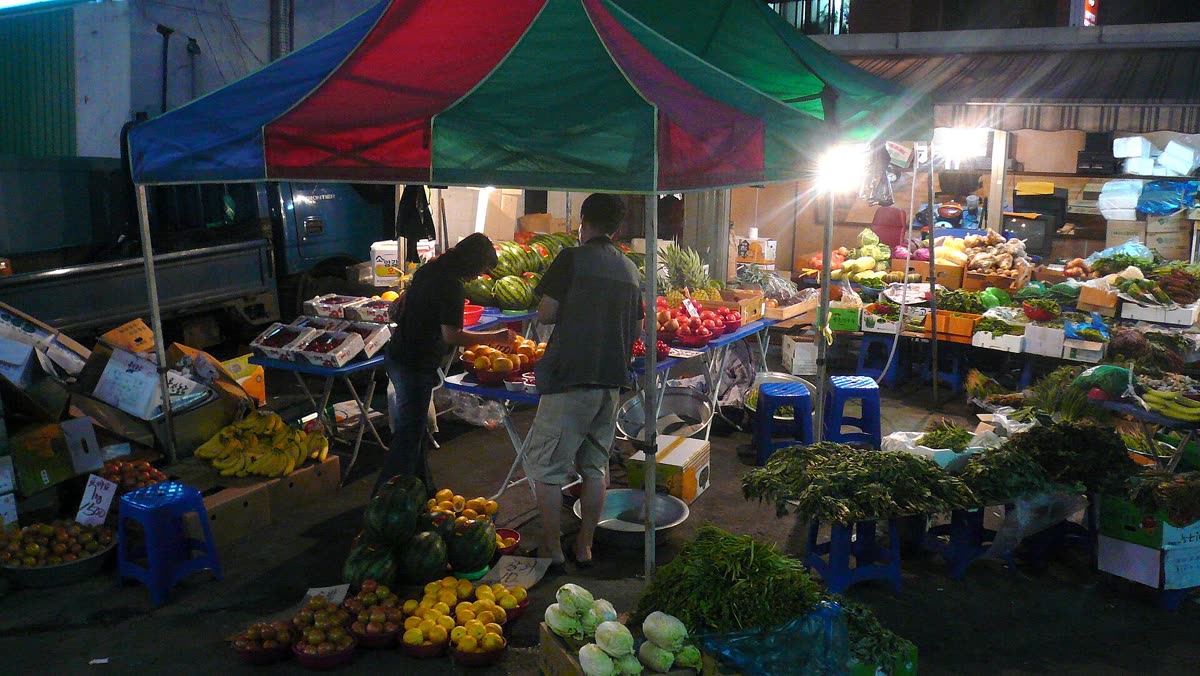 KoreanVeggieMarket-Seoul-area-night-June9-2007 — How much cheaper is a traditional market for meat, vegetables and seafood?