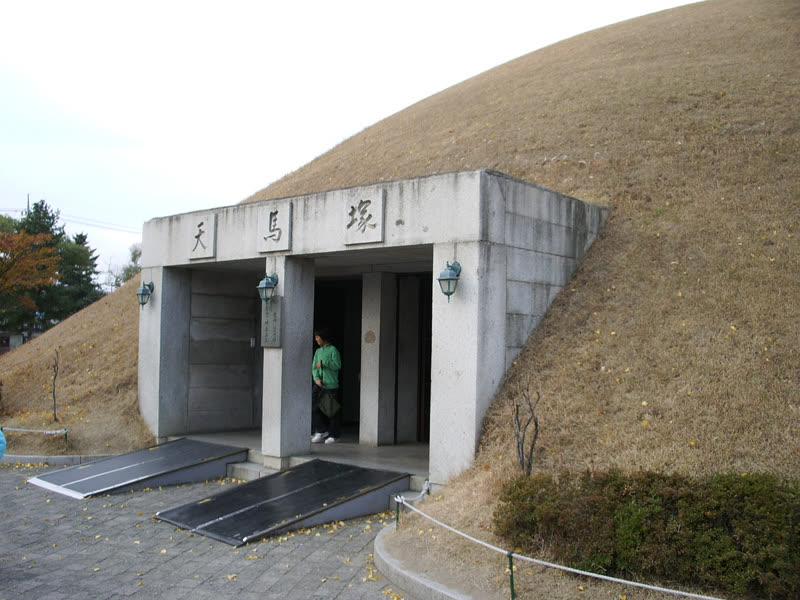 Cheonmachong 천마총 天馬塚 (5329004409) — Singyeongju Station to downtown and Bulguksa