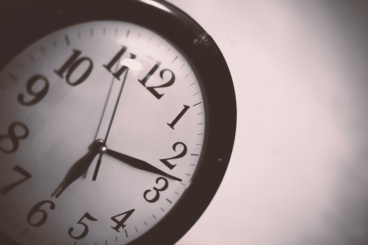 Old Clock on Wall β LE SSERAFIM Made My Night release time: 1PM KST in your timezone