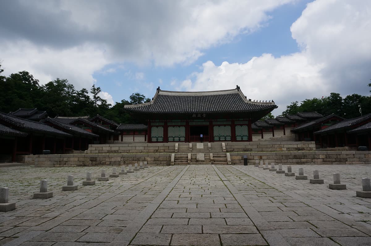경희궁 숭정전 1 — What Weather Records Does the Seoul Station Hold?