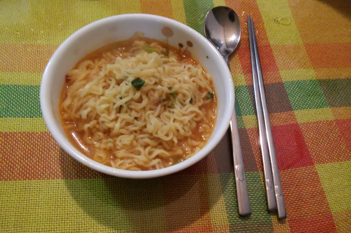 Korea Ramyeon — Why are foreign tourists lining up for noodles by a river?