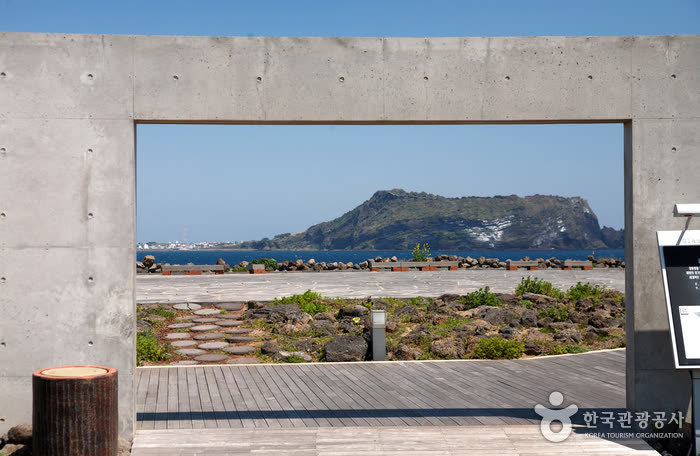 Seongsan Ilchulbong Tuff Cone [UNESCO World Heritage] (성산일출봉 [유네스코 세계문화유산]) — What Time Should You Arrive for Sunrise?