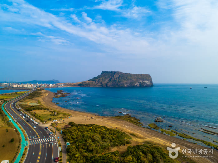 Seongsan Ilchulbong Tuff Cone [UNESCO World Heritage] (성산일출봉 [유네스코 세계문화유산]) — Is the Climb Hard? (182m in 20 Minutes)