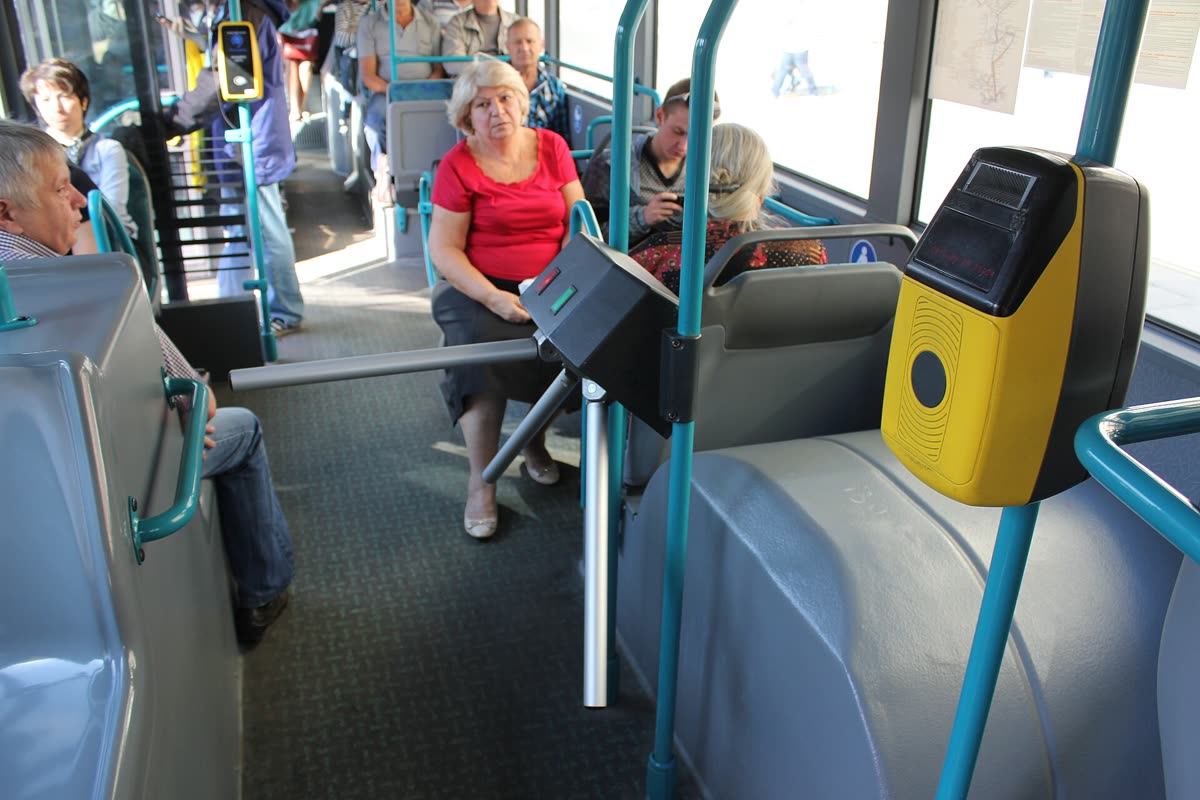 Turnstile and smart card reader in Moscow bus — How to pay for bus in Seoul: tap on at the front, tap off at the rear with T-money