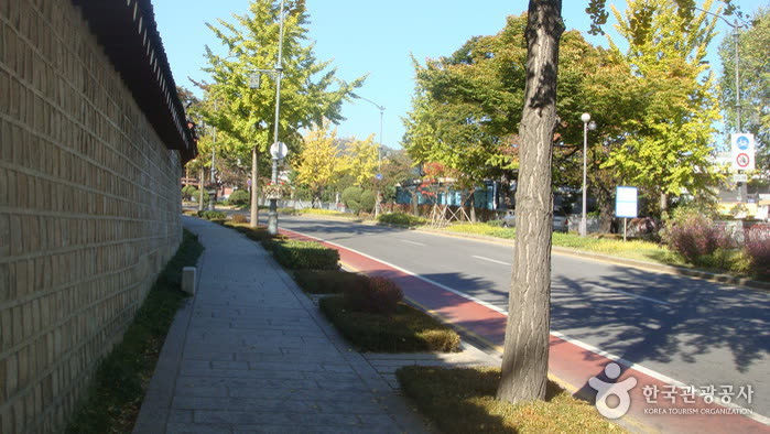 The Street in front of Cheongwadae (The Blue House) (청와대 앞길) — Will buses run during the strike?