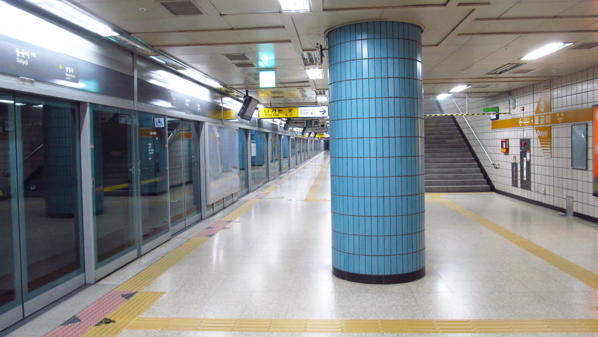 Seoul-metro-643-Dolgoji-station-platform-20181125-143710 — Subway changes tonight: extra trains on Lines 5 and 9