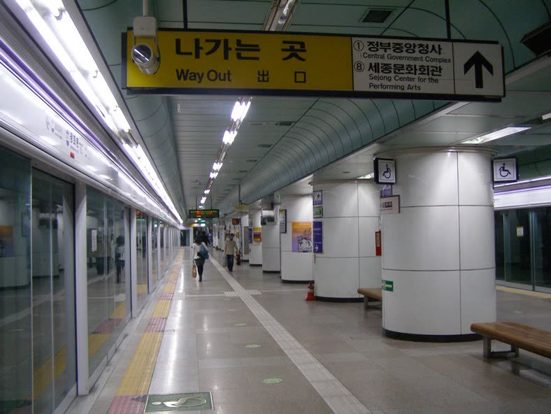 Seoul subway 5 Gwanghwamun station platform — Subway changes tonight: extra trains on Lines 5 and 9