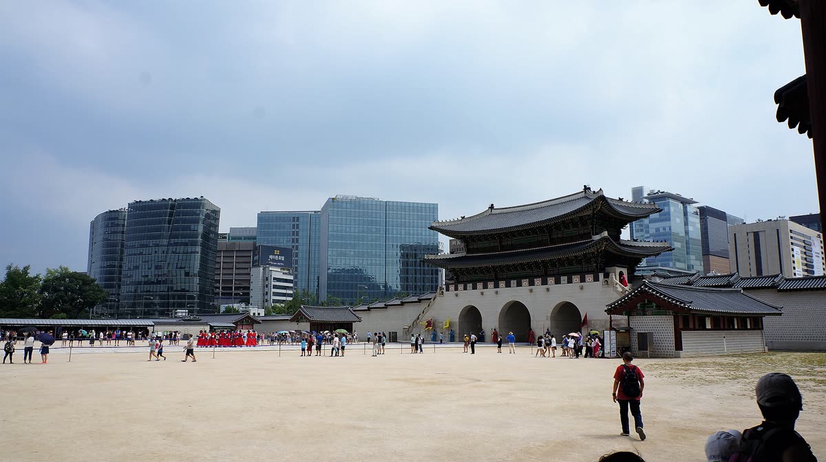 Gwanghwamun is the main gate to the south of Gyeongbokgung Palace — seoul itinerary 5 days with kids: one district a day, two to three stops