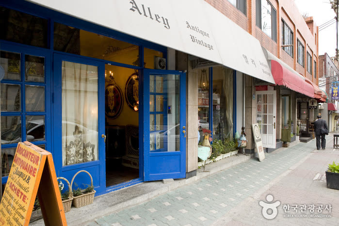 Itaewon Antiques Street (이태원 앤틱 가구 거리) — Days 2 and 3 — shopping, neighborhoods, and the river