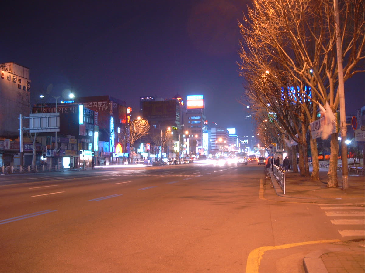 Seoul main street saturday night — Is Seoul safe at night for women: walking alone, last trains, taxis