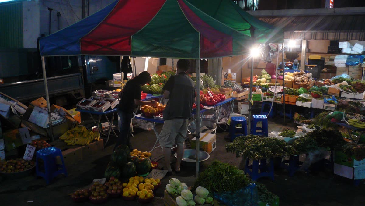 StreetFruitVeggieMarket-night-seoul-southkorea-200769 — Where do tourists buy souvenirs in Seoul?