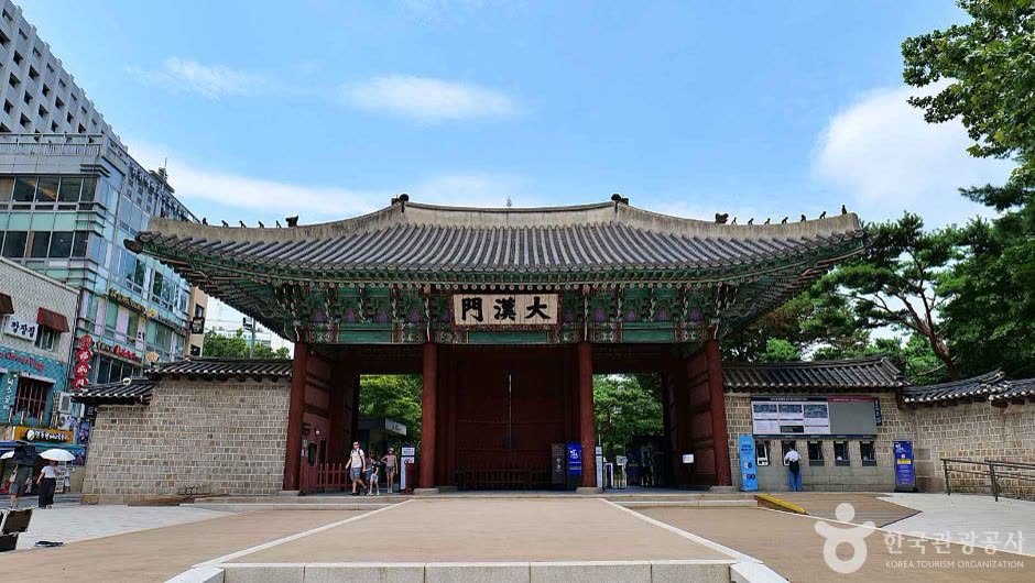 Deoksugung Palace's Daehanmun Gate (덕수궁 대한문) — Is seoul station open 24 hours? The short answer: closed around 1 AM