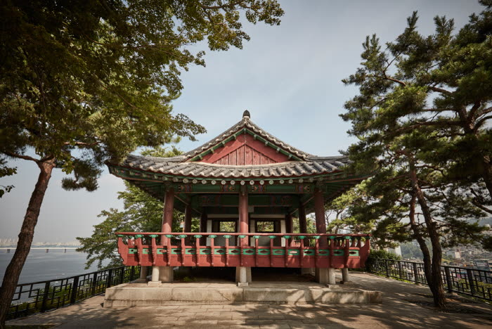Hyosajeong Pavilion (효사정) — Where can I wait late at night near Seoul Station?