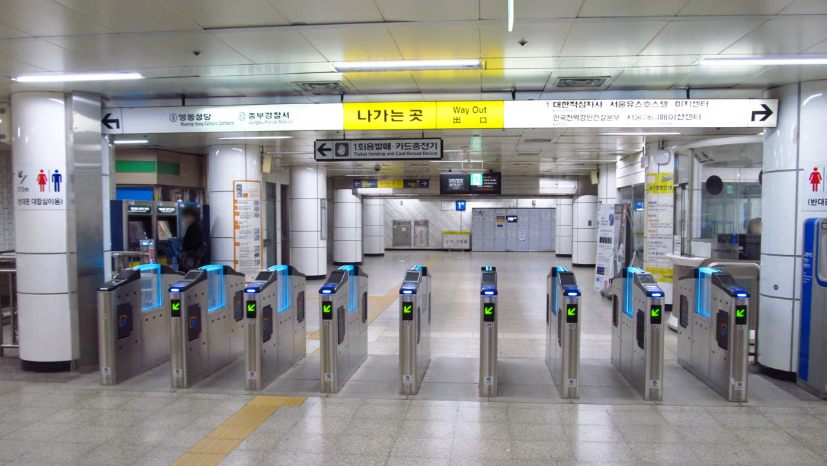 Seoul-metro-424-Myeongdong-station-gate-20181124-081950 — Seoul subway guide: tap in, read the terminus, catch the last train