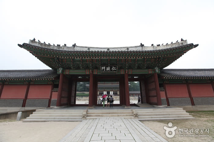 Changdeokgung Injeongmun Gate (창덕궁 인정문) — Which train am I on? Read the terminus, not the color