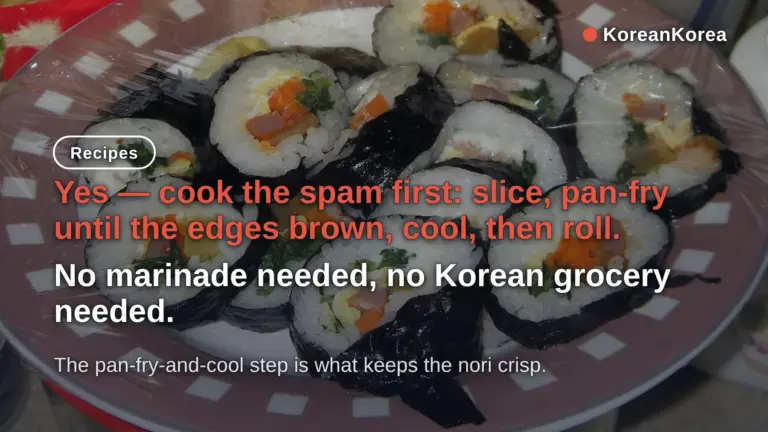 Cách làm Kimbap với thịt lon Spam: Chiên Spam trước, để nguội, rồi cuộn