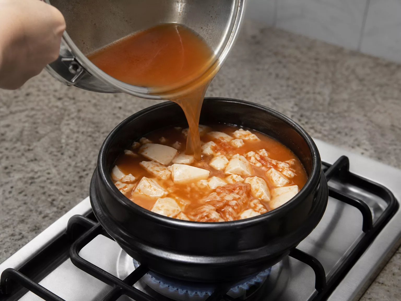 Step 5: Pour in 360 ml of the hot broth and bring it to a rolling boil on…