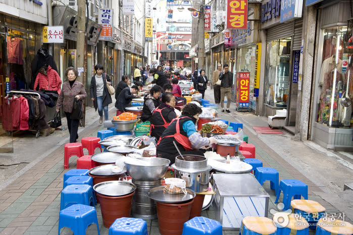 Gukje Market Food Street (국제시장 먹자골목) — Dwaeji Gukbap — How Much, And How You Season It Yourself