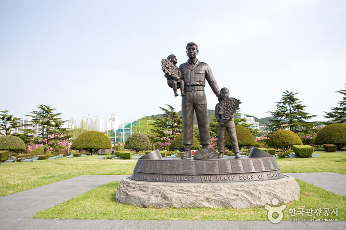 UN Memorial Cemetery (재한유엔기념공원 (UN기념공원)) — Getting There And The One-Day Eating Budget