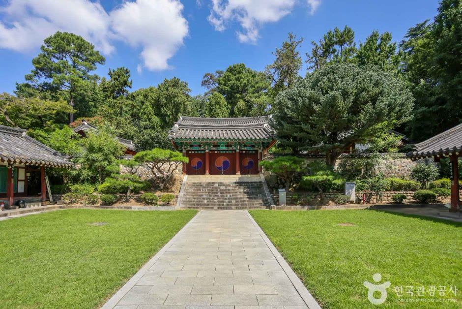 Gwangjuhyanggyo Confucian School (광주향교) — Rites, Experiences And Seasonal Highlights