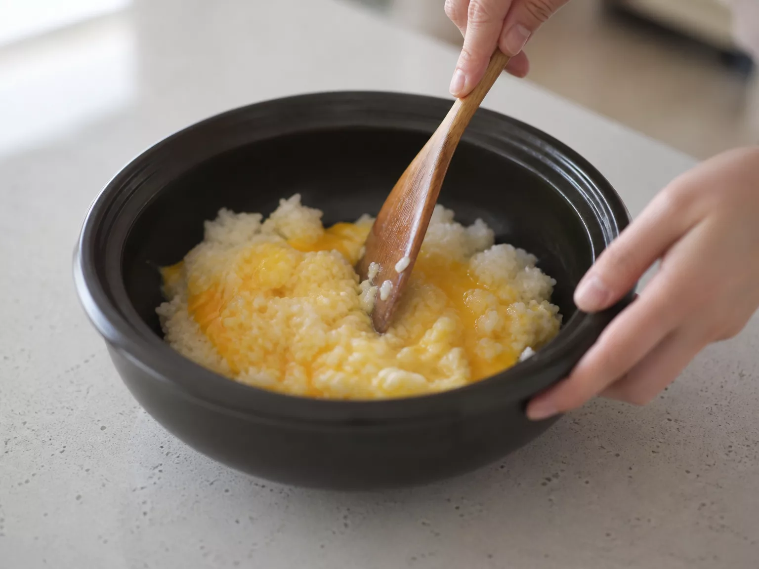 Step 5: Mix gently so the residual heat slightly cooks the egg.