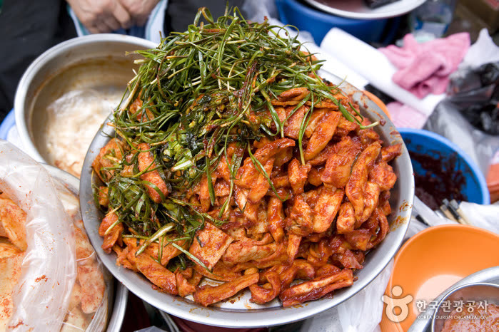 Gukje Market Food Street (국제시장 먹자골목) — Safe Snacks vs the One Item to Skip — 2026 Prices