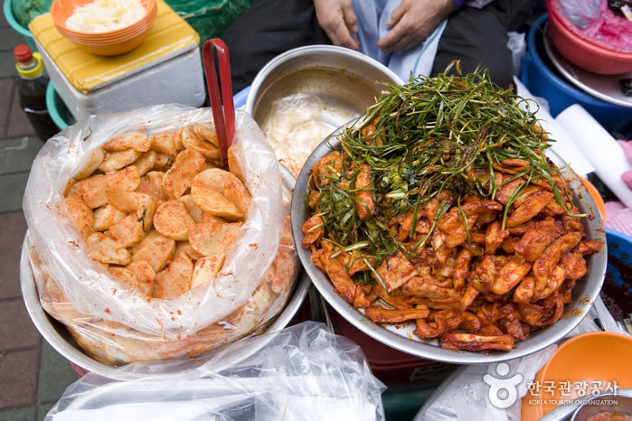 Gukje Market Food Street (국제시장 먹자골목) — Namdaemun Vegetable Hotteok: ₩2,500, the Queue, and What Is Really Inside