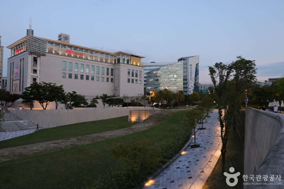 Dongdaemun History & Culture Park (동대문역사문화공원) — Free palaces and Jongmyo: hours, tours and the one exception