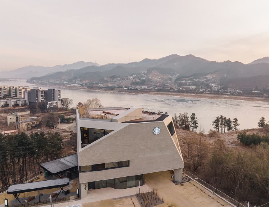 Starbucks The Buckhangang R — Is It Really Pet-Friendly — What Do Dogs Get?