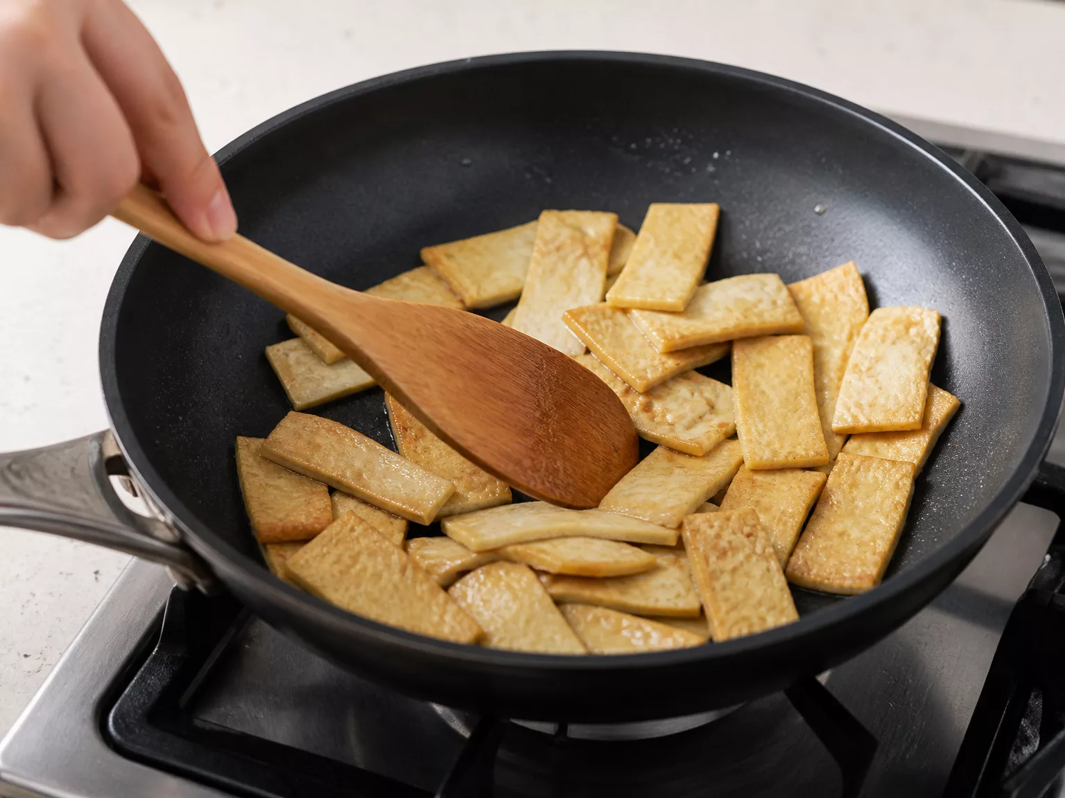 Step 6: Add the fish cakes and stir-fry 3–4 minutes