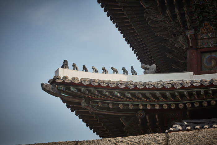Heunginjimun Gate - Dongdaemun Gate (흥인지문) — Lodging and Food: What Each Option Costs