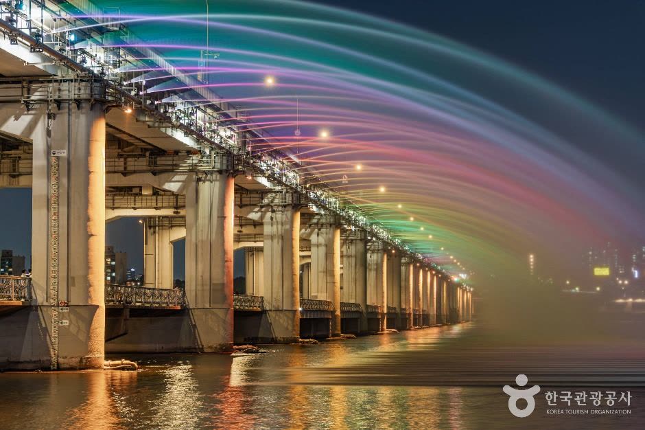 Banpo Bridge Rainbow Fountain (반포대교 달빛무지개분수) — Free Things to See in Seoul