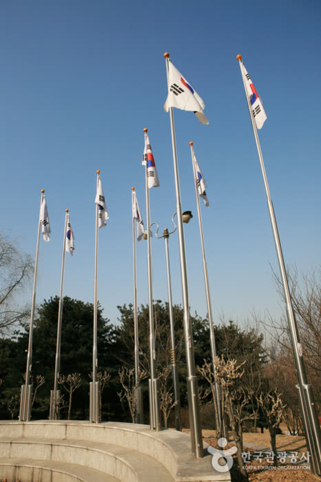 Yongsan Family Park (용산가족공원) — Opening Hours — Three Sources, Three Sets