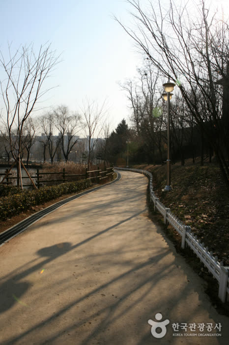 Yongsan Family Park (용산가족공원) — Parking and Accessibility